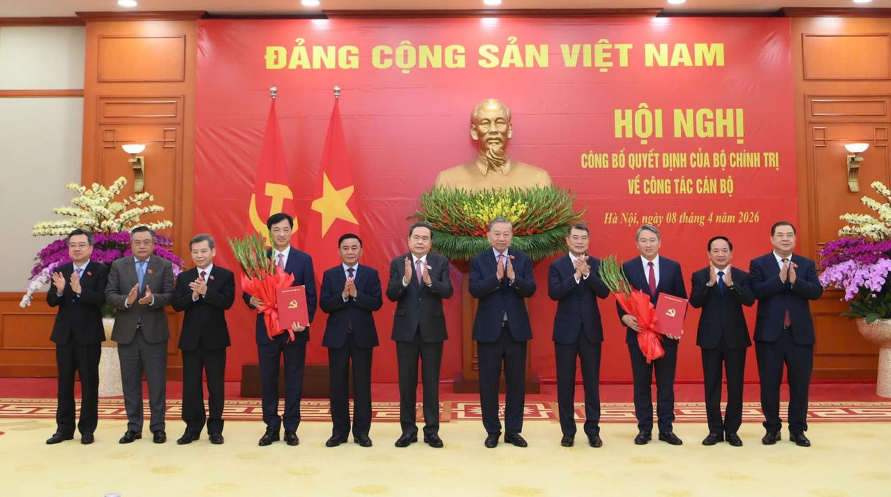 Tổng B&iacute; thư, Chủ tịch nước T&ocirc; L&acirc;m; Thủ tướng Ch&iacute;nh phủ L&ecirc; Minh Hưng, Chủ tịch Quốc hội Trần Thanh Mẫn, đồng ch&iacute; Thường trực Ban B&iacute; thư Trần Cẩm T&uacute; v&agrave; c&aacute;c đồng ch&iacute; Bộ Ch&iacute;nh trị ch&uacute;c mừng 2 đồng ch&iacute; nhận nhiệm vụ mới.&nbsp;