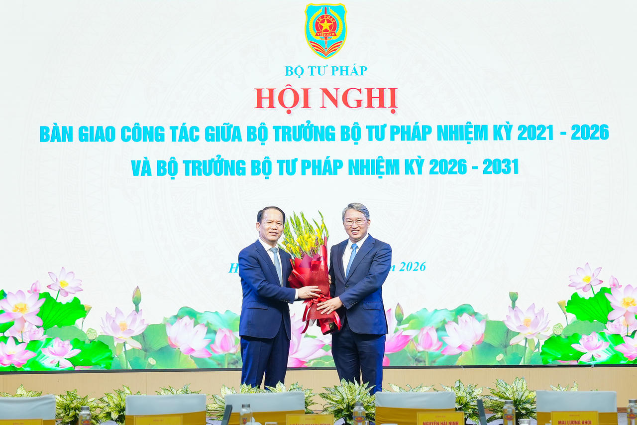 Bàn giao công tác giữa Bộ trưởng Bộ Tư pháp nhiệm kỳ 2021-2026 và Bộ trưởng nhiệm kỳ 2026-2031