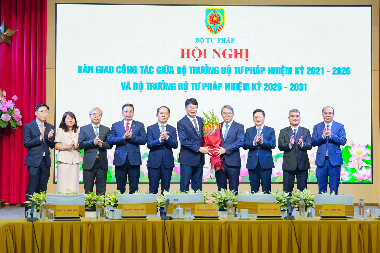 Bàn giao công tác giữa Bộ trưởng Bộ Tư pháp nhiệm kỳ 2021-2026 và Bộ trưởng nhiệm kỳ 2026-2031