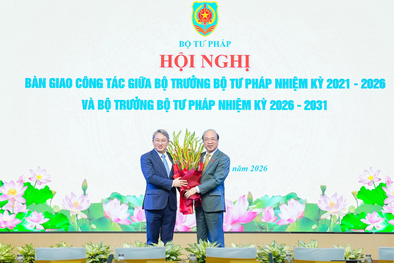 Bàn giao công tác giữa Bộ trưởng Bộ Tư pháp nhiệm kỳ 2021-2026 và Bộ trưởng nhiệm kỳ 2026-2031