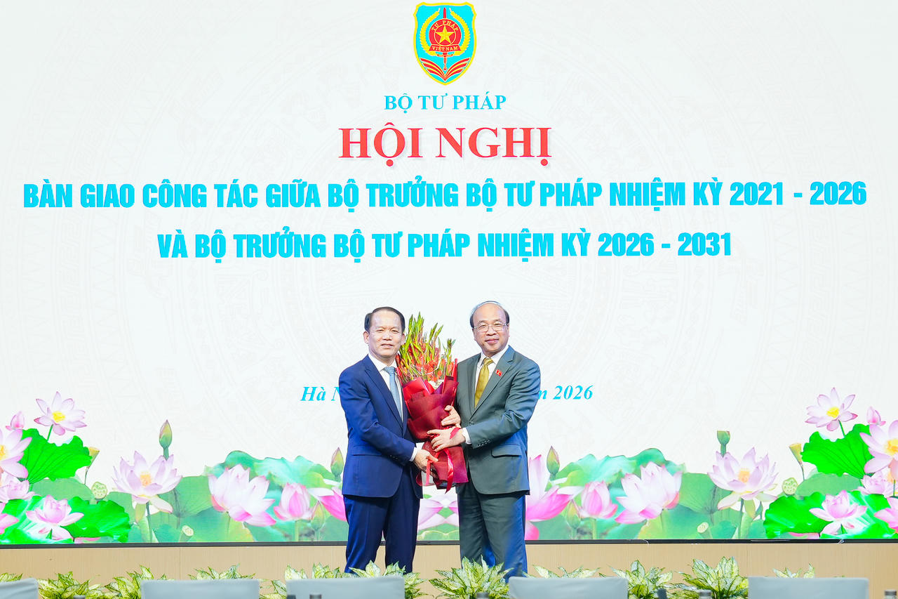 Bàn giao công tác giữa Bộ trưởng Bộ Tư pháp nhiệm kỳ 2021-2026 và Bộ trưởng nhiệm kỳ 2026-2031
