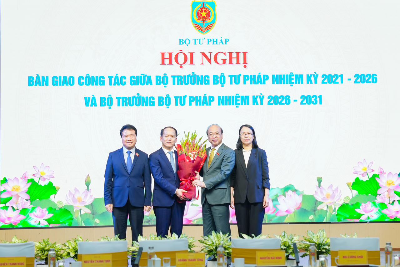 Bàn giao công tác giữa Bộ trưởng Bộ Tư pháp nhiệm kỳ 2021-2026 và Bộ trưởng nhiệm kỳ 2026-2031