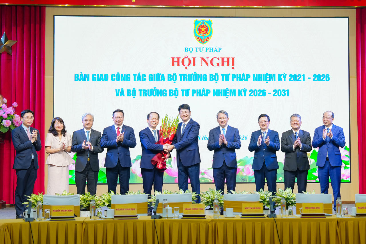 Bàn giao công tác giữa Bộ trưởng Bộ Tư pháp nhiệm kỳ 2021-2026 và Bộ trưởng nhiệm kỳ 2026-2031