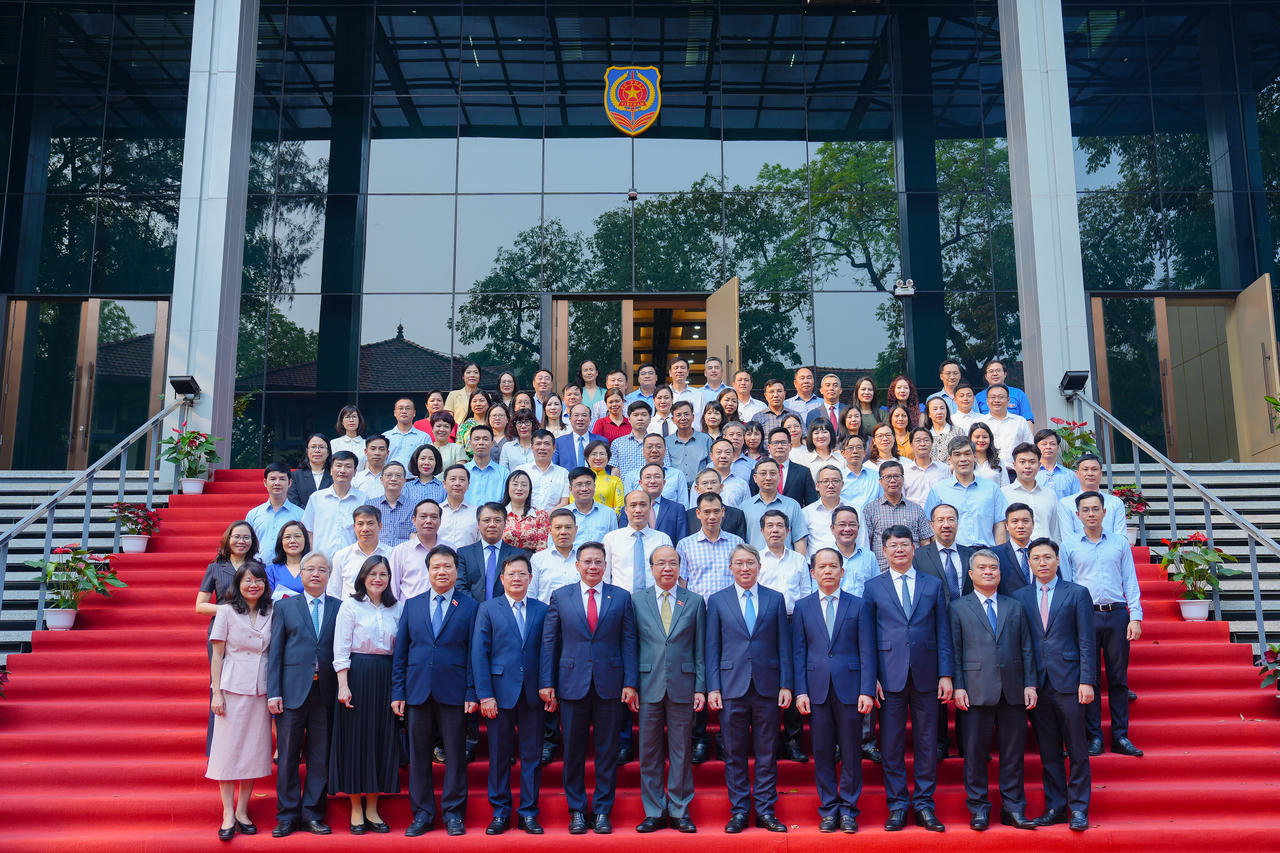 Bàn giao công tác giữa Bộ trưởng Bộ Tư pháp nhiệm kỳ 2021-2026 và Bộ trưởng nhiệm kỳ 2026-2031