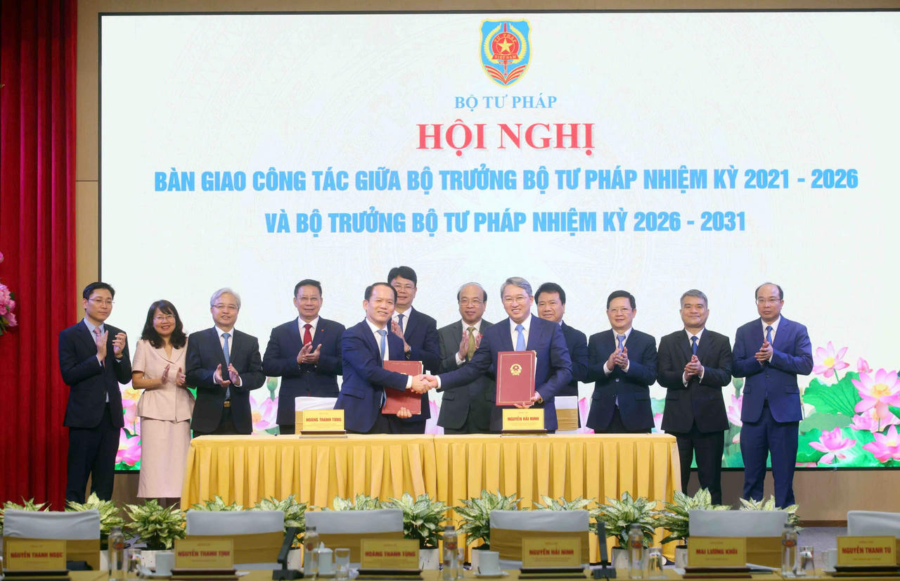 Hai Bộ trưởng Bộ Tư ph&aacute;p nhiệm kỳ 2021-2026 v&agrave; Bộ trưởng nhiệm kỳ 2026-2031 b&agrave;n giao c&ocirc;ng t&aacute;c. (Ảnh: Phạm Ki&ecirc;n)