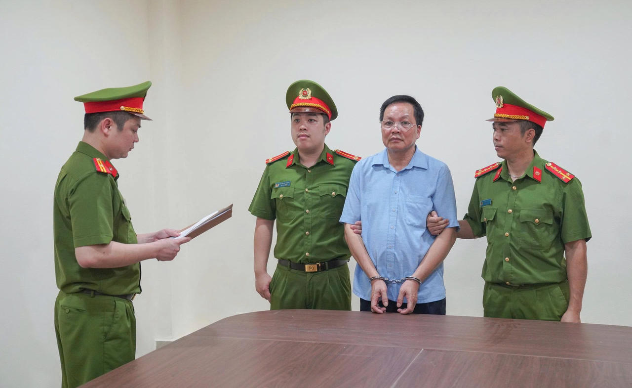 Cơ quan CSĐT C&ocirc;ng an tỉnh Ph&uacute; Thọ ra quyết định khởi tố bị can v&agrave; lệnh bắt bị can để tạm giam đối với Vũ Doanh Nam - Gi&aacute;m đốc Trung t&acirc;m trợ gi&uacute;p x&atilde; hội tỉnh Ph&uacute; Thọ. (Ảnh: C&ocirc;ng an tỉnh Ph&uacute; Thọ)&nbsp;&nbsp;