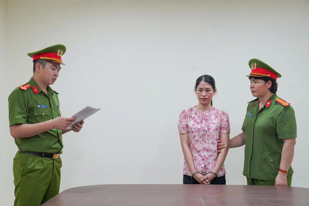 Cơ quan CSĐT C&ocirc;ng an tỉnh Ph&uacute; Thọ ra quyết định khởi tố bị can v&agrave; lệnh bắt bị can để tạm giam đối với Ph&ugrave;ng Thị Th&ugrave;y Linh - Kế to&aacute;n Trung t&acirc;m trợ gi&uacute;p x&atilde; hội tỉnh Ph&uacute; Thọ. (Ảnh: C&ocirc;ng an tỉnh Ph&uacute; Thọ)