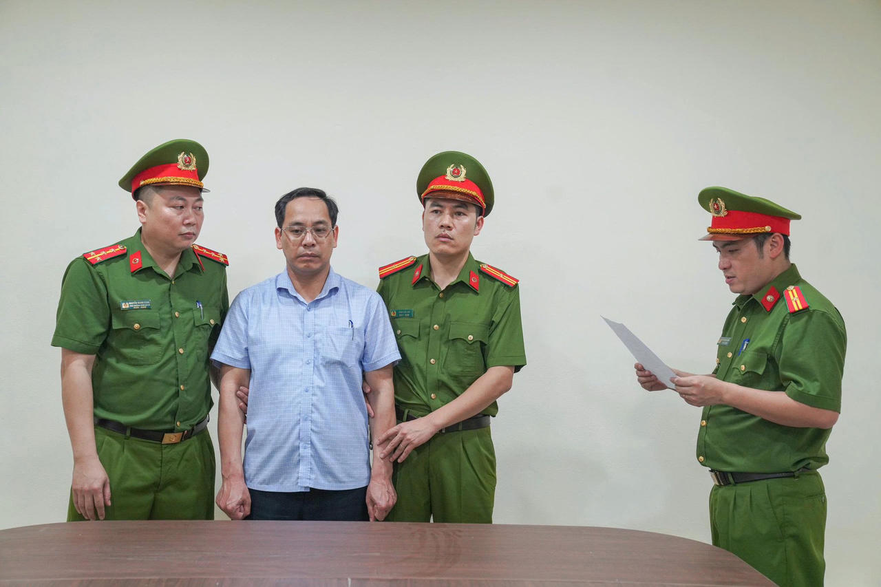 Cơ quan CSĐT C&ocirc;ng an tỉnh Ph&uacute; Thọ ra quyết định khởi tố bị can v&agrave; lệnh bắt bị can để tạm giam đối với Trần Thu Đ&ocirc;ng - Hiệu trưởng Trường Phổ th&ocirc;ng d&acirc;n tộc nội tr&uacute; THCS v&agrave; THPT Y&ecirc;n Lập, tỉnh Ph&uacute; Thọ về tội 'lợi dụng chức vụ quyền hạn trong khi thi h&agrave;nh c&ocirc;ng vụ'. (Ảnh: C&ocirc;ng an tỉnh Ph&uacute; Thọ)