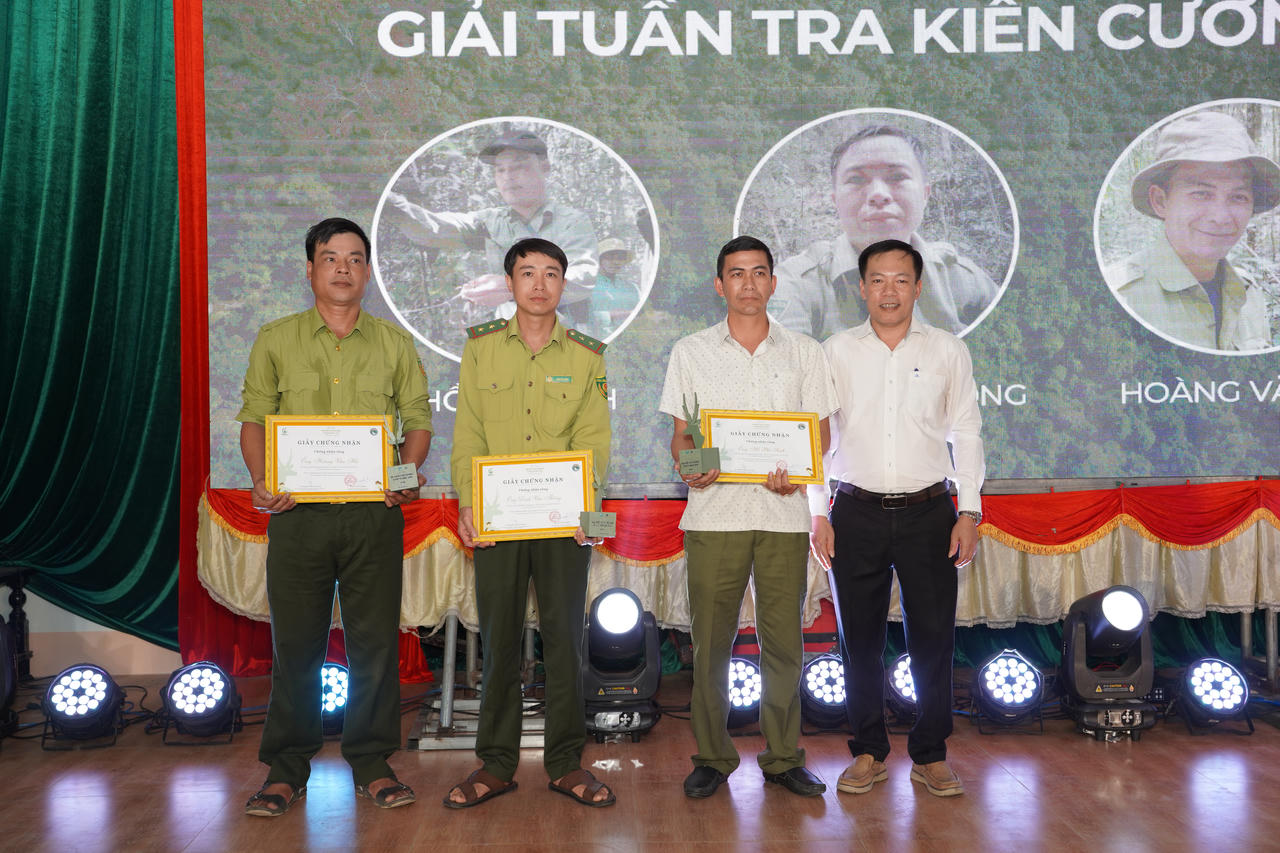 C&aacute;c c&aacute;n bộ Kiểm l&acirc;m Hồ Phi Sinh, Ho&agrave;ng Văn H&agrave;, v&agrave; Đinh Văn Th&ocirc;ng  (từ tr&aacute;i sang) nhận Giải thưởng c&aacute; nh&acirc;n xuất sắc Hạng mục Tuần tra chuy&ecirc;n tr&aacute;ch.