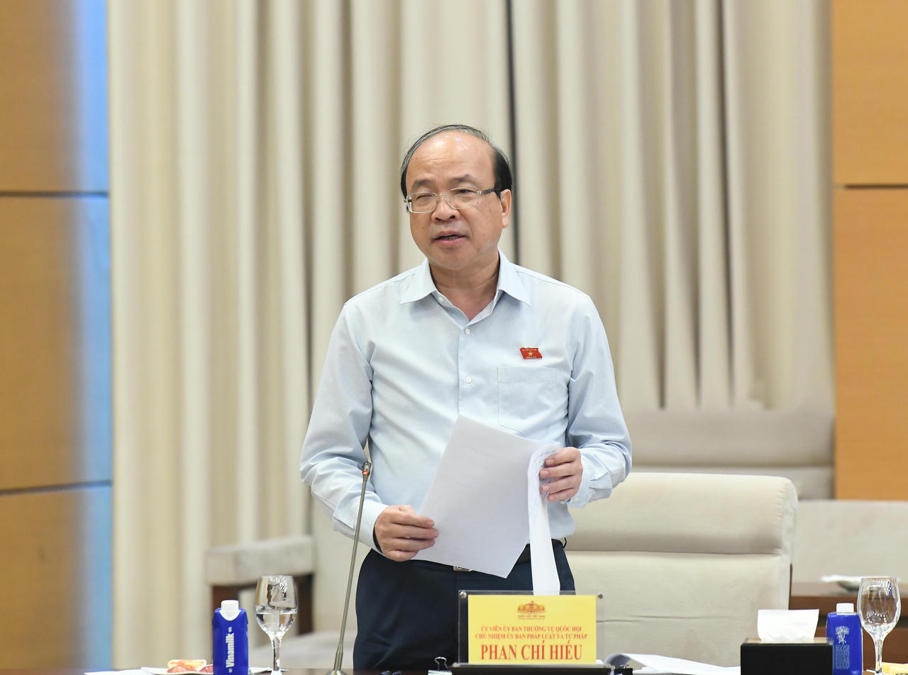 Chủ nhiệm Ủy ban Pháp luật v&agrave; Tư pháp Phan Ch&iacute; Hiếu ph&aacute;t biểu tại phi&ecirc;n họp