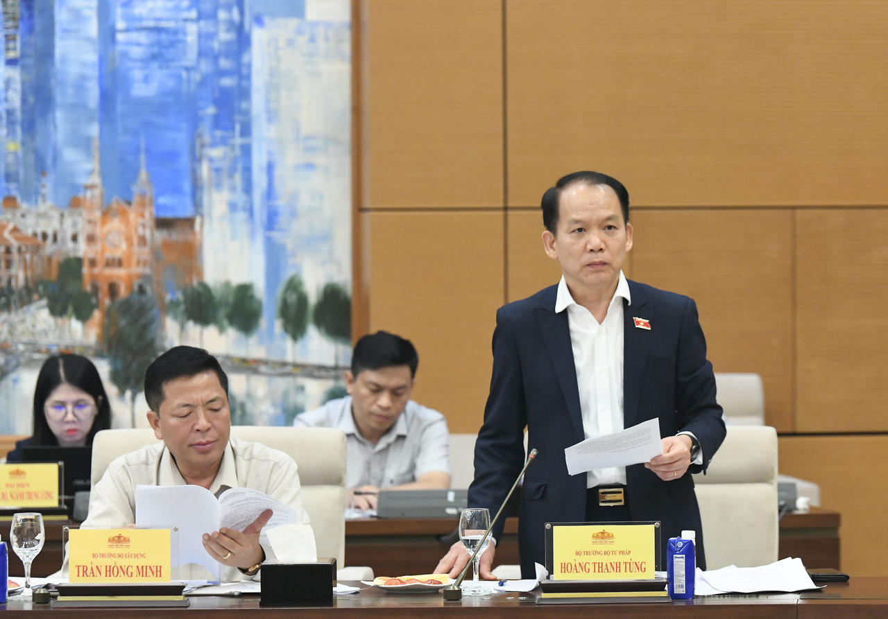 Bộ trưởng Bộ Tư ph&aacute;p Ho&agrave;ng Thanh T&ugrave;ng b&aacute;o c&aacute;o tại Phi&ecirc;n họp.