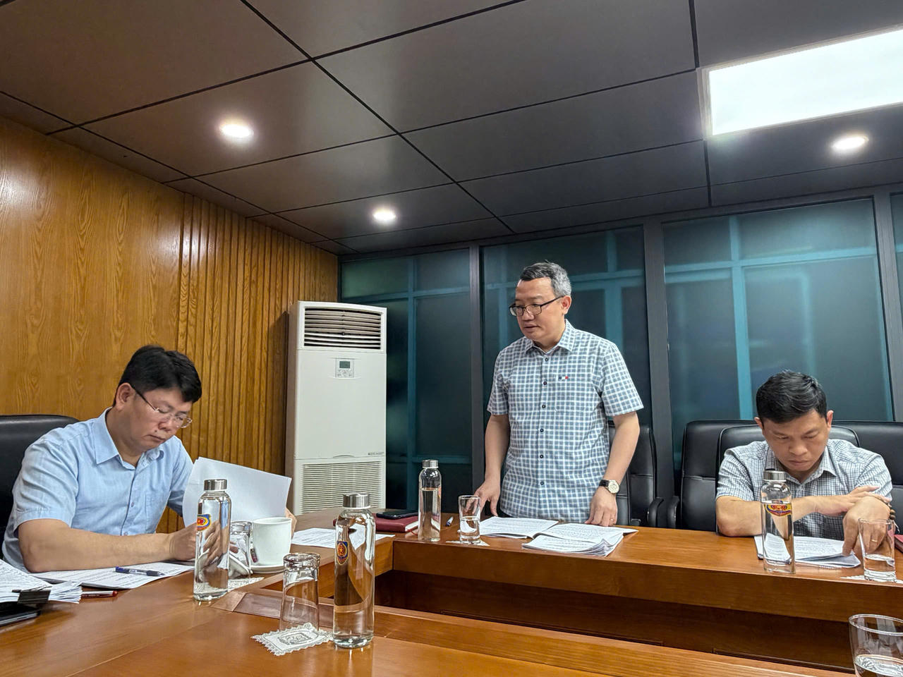 Cục trưởng Cục Kiểm tra văn bản v&agrave; Tổ chức thi h&agrave;nh ph&aacute;p luật Hồ Quang Huy b&aacute;o c&aacute;o tại buổi l&agrave;m việc.