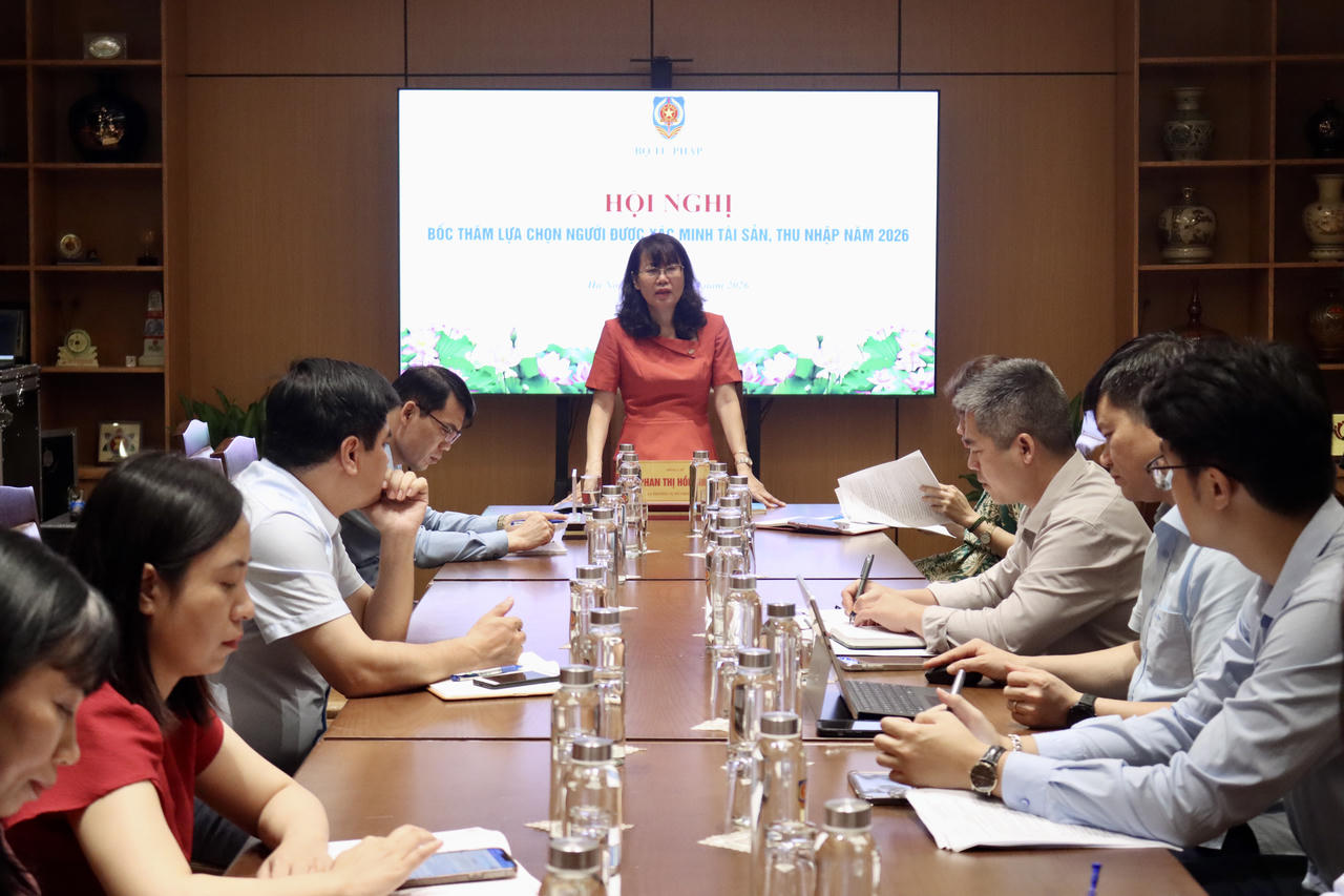 Vụ trưởng Phan Thị Hồng H&agrave; ph&aacute;t biểu chỉ đạo.