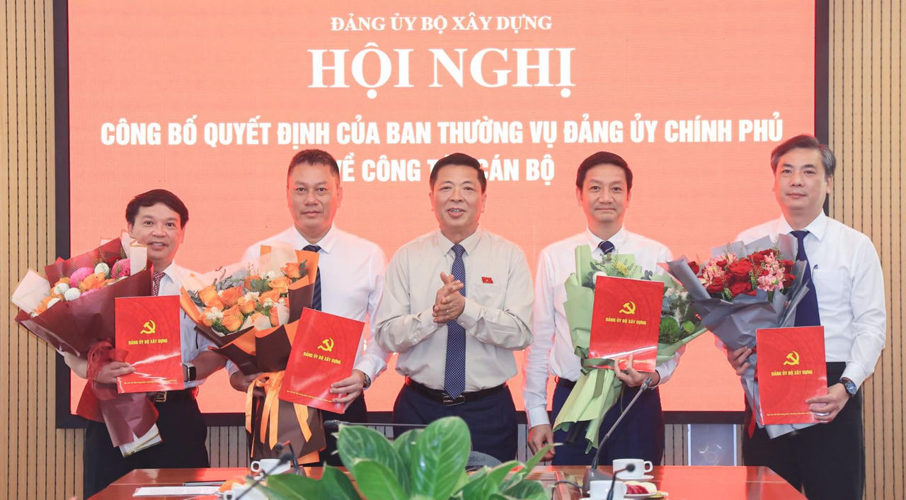 B&iacute; thư Đảng ủy, Bộ trưởng Bộ X&acirc;y dựng Trần Hồng Minh trao Quyết định của Ban Thường vụ Đảng ủy Ch&iacute;nh phủ chỉ định bổ sung Ban chấp h&agrave;nh Đảng bộ Bộ X&acirc;y dựng nhiệm kỳ 2025 - 2030