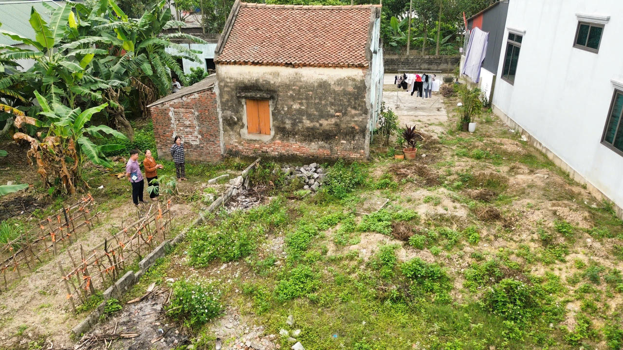 Bức tường ranh giới được anh Trịnh Đăng Luật x&acirc;y (theo hồ sơ cấp giấy chứng nhận quyền sử dụng đất cho anh Luật th&igrave; ranh giới giữa hai l&ocirc; đất cắt ngang ng&ocirc;i nh&agrave;).