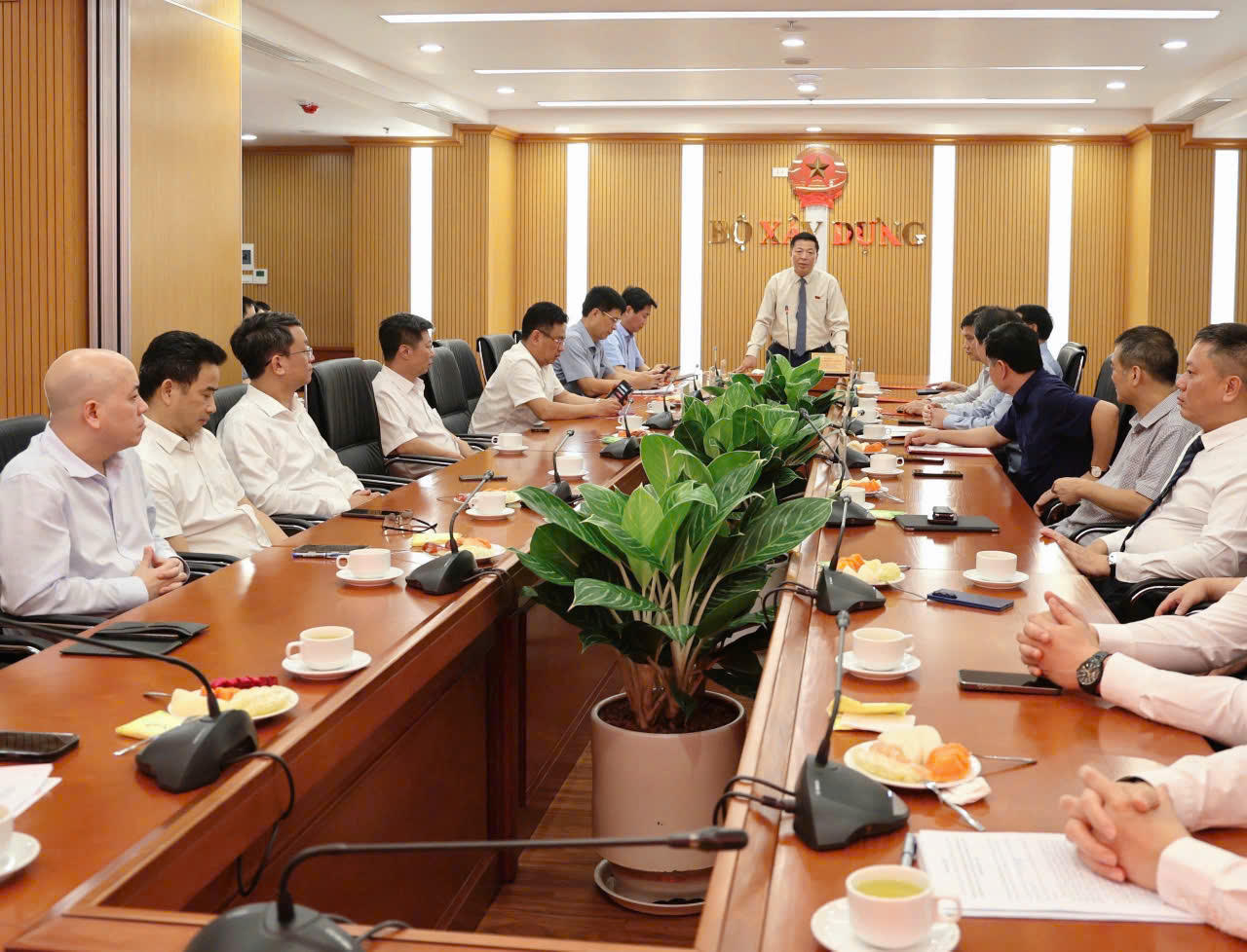 B&iacute; thư Đảng ủy, Bộ trưởng Bộ X&acirc;y dựng Trần Hồng Minh ph&aacute;t biểu chỉ đạo, giao nhiệm vụ tại Hội nghị