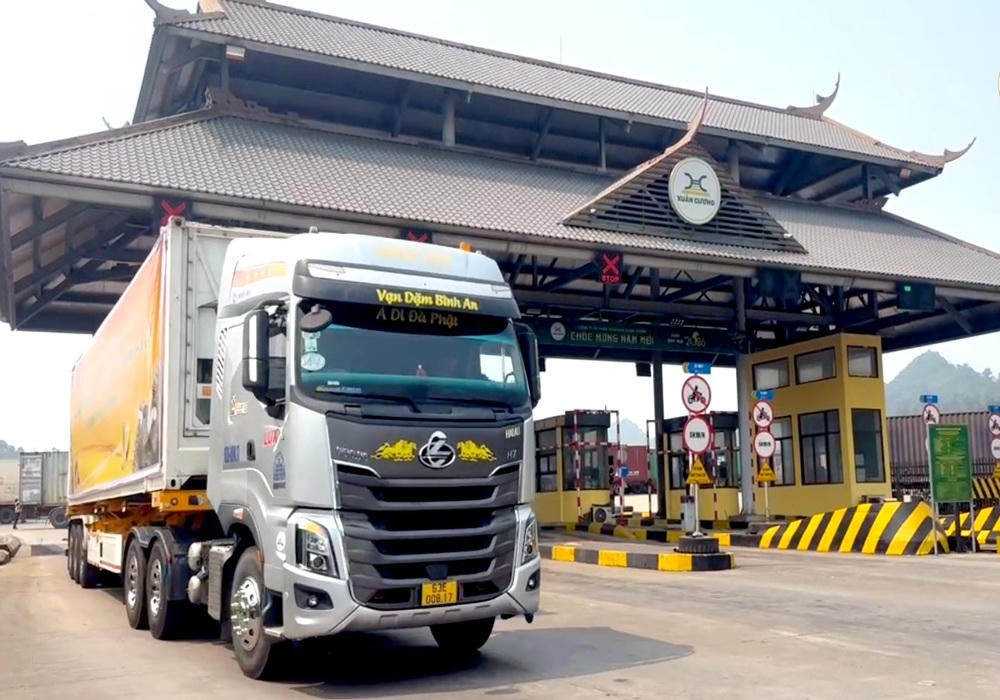 L&ocirc; sầu ri&ecirc;ng tiến v&agrave;o bến b&atilde;i Xu&acirc;n Cương (cửa khẩu Hữu Nghị).