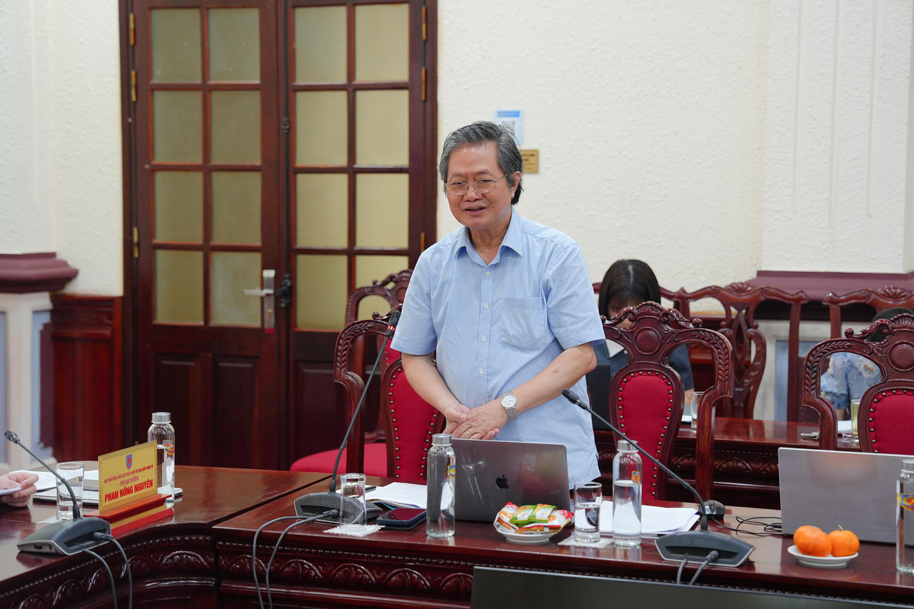 Gi&aacute;o sư, Tiến sỹ L&ecirc; Minh T&acirc;m, nguy&ecirc;n Ph&oacute; Chủ tịch ki&ecirc;m Tổng Thư k&yacute; Hội Luật gia Việt Nam ph&aacute;t biểu tại cuộc họp.