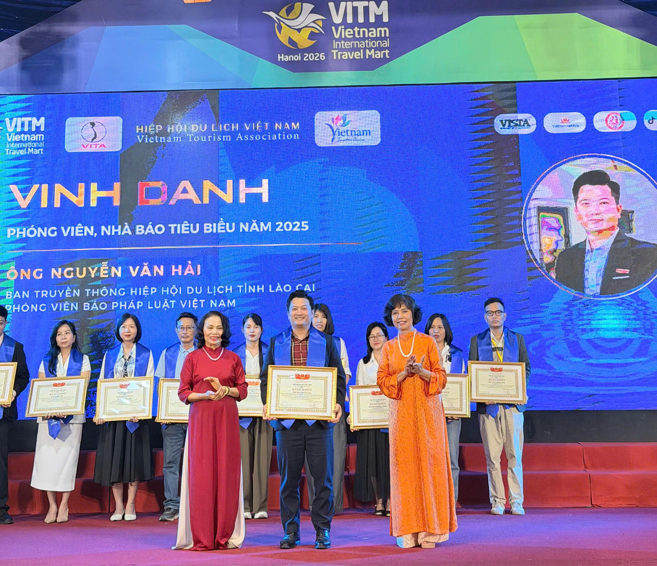 Ph&oacute;ng vi&ecirc;n B&aacute;o Ph&aacute;p luật Việt Nam nhận Bằng khen của Hiệp hội Du lịch Việt Nam