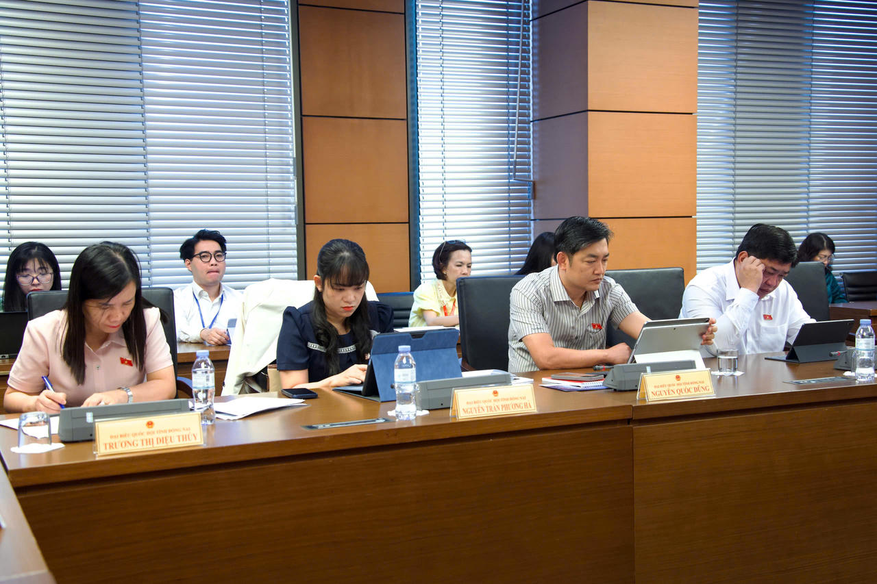 C&aacute;c đại biểu tham dự buổi thảo luận tổ. (Ảnh:quochoi.vn)