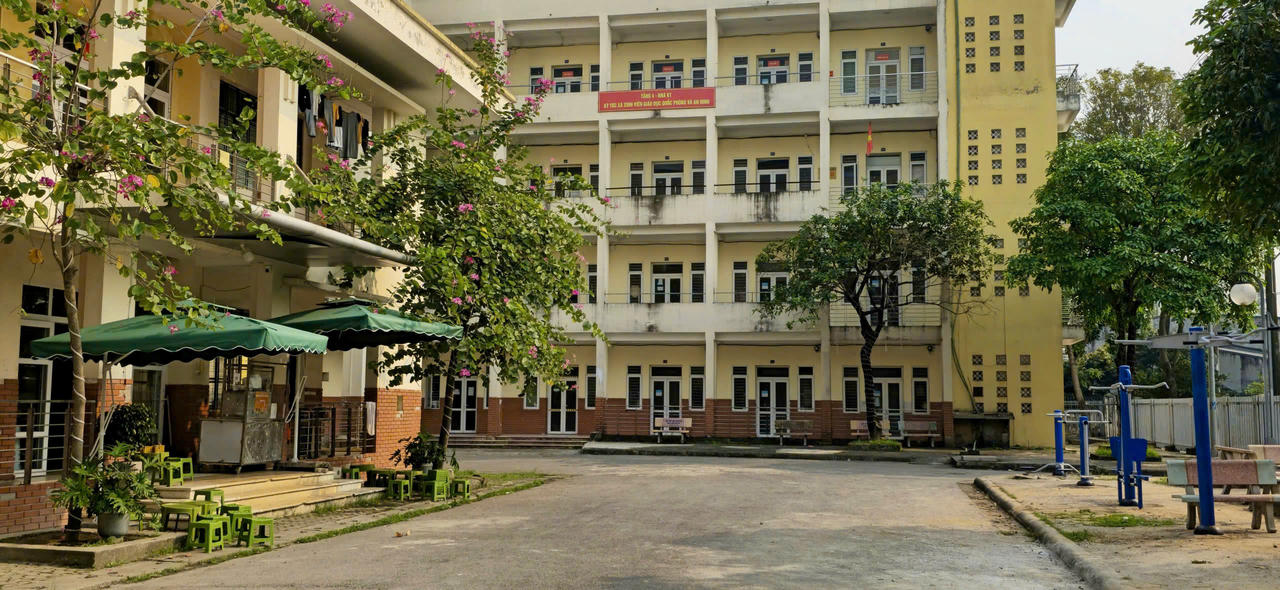 Căng tin v&agrave; k&yacute; t&uacute;c x&aacute; phục vụ nhu cầu ăn, ở của học sinh trường Cao đẳng C&ocirc;ng nghệ cao H&agrave; Nội.