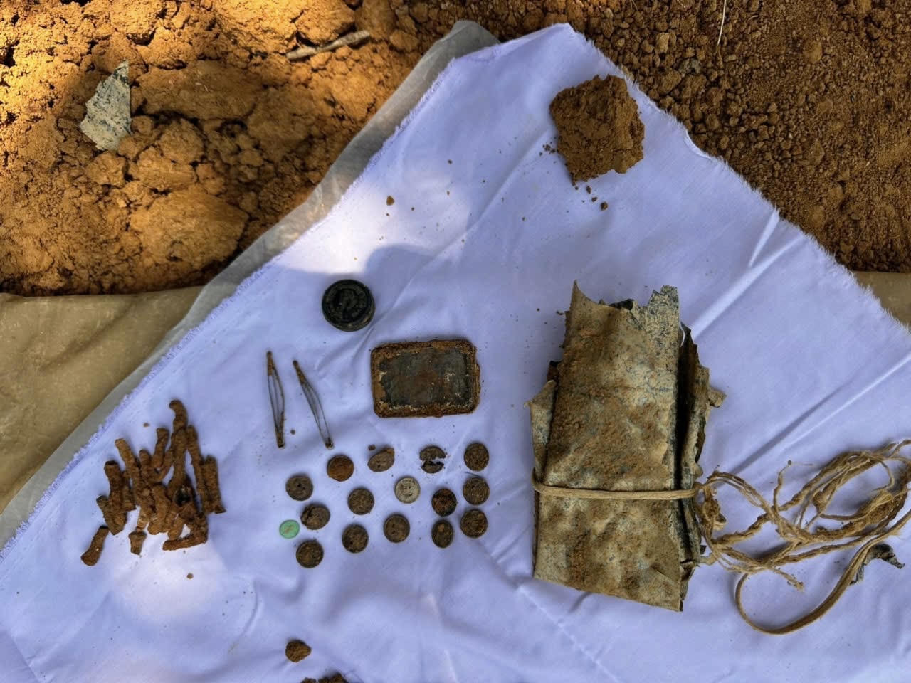 Nhiều di vật được t&igrave;m thấy c&ugrave;ng h&agrave;i cốt liệt sĩ.