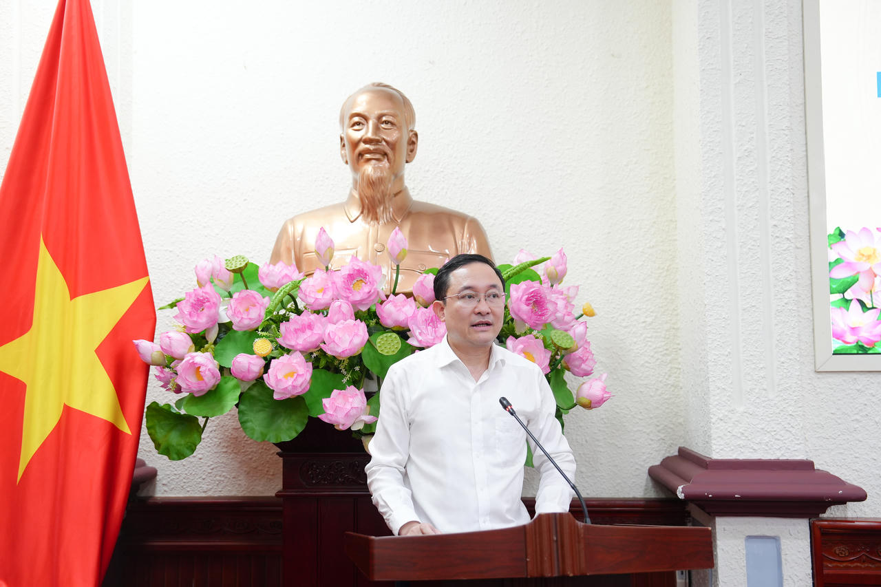 &Ocirc;ng Phan Hồng Nguy&ecirc;n,&nbsp;Ph&oacute; Cục trưởng Cục Phổ biến, gi&aacute;o dục ph&aacute;p luật v&agrave; Trợ gi&uacute;p ph&aacute;p l&yacute; tr&igrave;nh b&agrave;y một số nội dung của dự thảo Đề cương Đề &aacute;n.