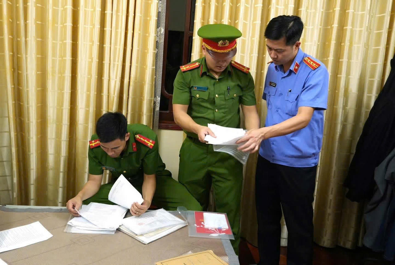 Lực lượng chức năng tiến h&agrave;nh kh&aacute;m x&eacute;t nơi ở của &ocirc;ng Lợi, thu giữ nhiều t&agrave;i liệu phục vụ c&ocirc;ng t&aacute;c điều tra. Ảnh: C&ocirc;ng an tỉnh Ph&uacute; Thọ&nbsp;