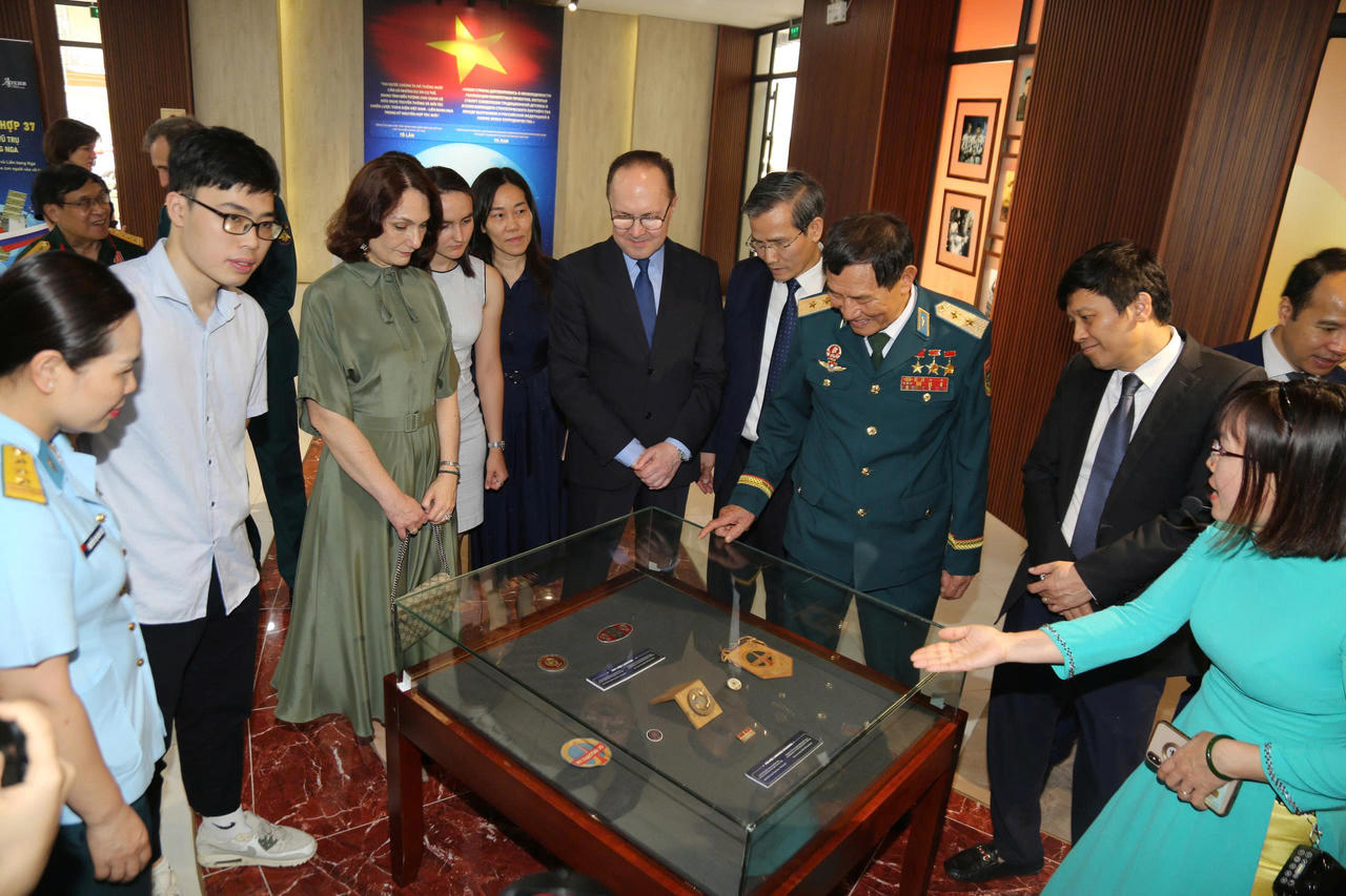 C&aacute;c đại biểu tham quan kh&ocirc;ng gian trưng b&agrave;y 'Chuyến bay Li&ecirc;n hợp 37 - Biểu tượng hợp t&aacute;c vũ trụ Việt Nam - Li&ecirc;n bang Nga'.