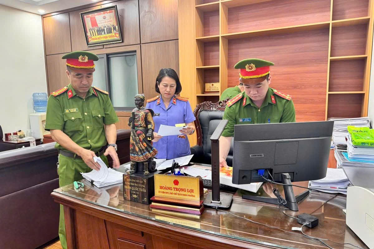 Lực lượng chức năng tiến h&agrave;nh kh&aacute;m x&eacute;t nơi l&agrave;m việc của &ocirc;ng Ho&agrave;ng Trọng Lợi.&nbsp;Ảnh: C&ocirc;ng an tỉnh Ph&uacute; Thọ