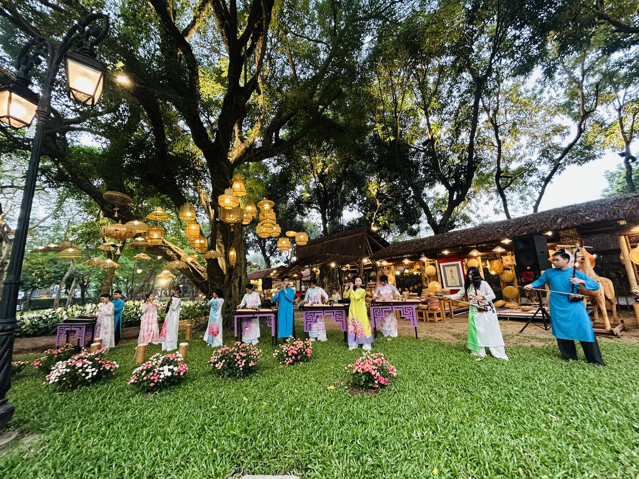 Biểu diễn nhạc d&acirc;n tộc tại 'Vườn &Aacute;nh s&aacute;ng' (ảnh T. Dương).