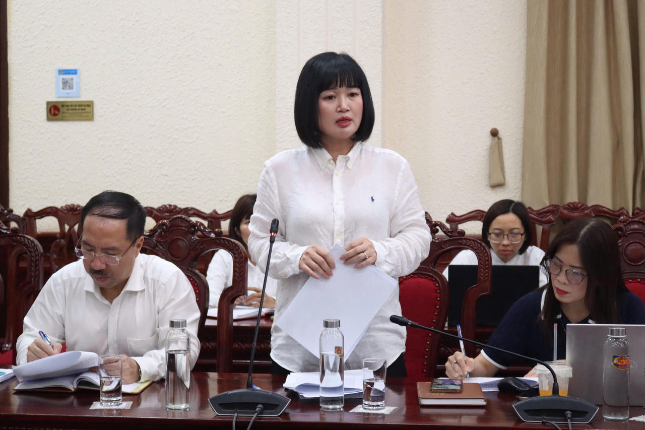 Ph&oacute; Cục trưởng&nbsp;Cục Phổ biến, gi&aacute;o dục ph&aacute;p luật v&agrave; Trợ gi&uacute;p ph&aacute;p l&yacute; Ng&ocirc; Quỳnh Hoa tr&igrave;nh b&agrave;y dự thảo.