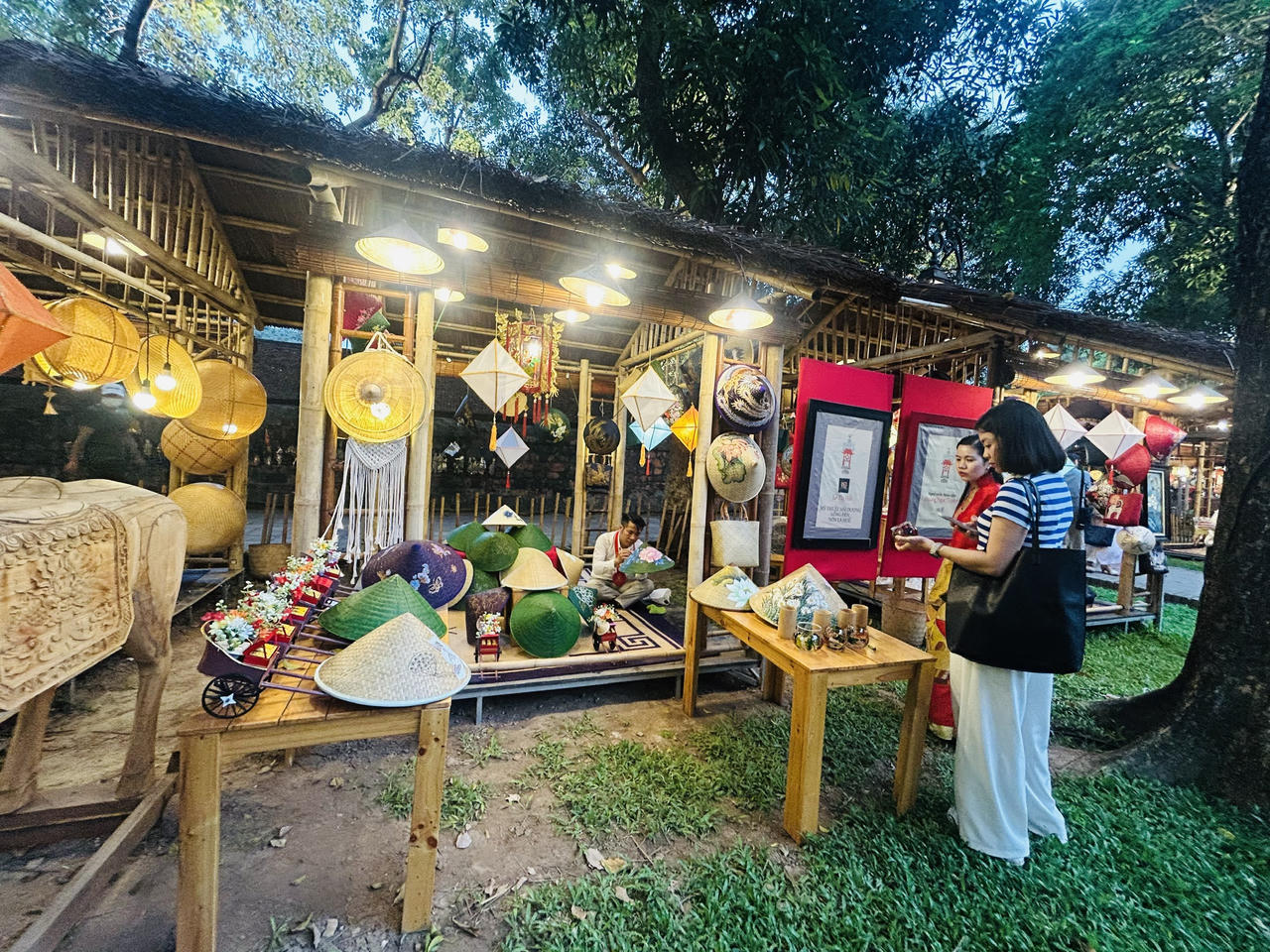 Kh&ocirc;ng gian trưng b&agrave;y sẽ tiếp tục mở cửa miễn ph&iacute; đ&oacute;n kh&aacute;ch tham quan từ 8 - 21 giờ c&aacute;c ng&agrave;y v&agrave; k&eacute;o d&agrave;i đến 19/4/2026 (ảnh T.Dương).