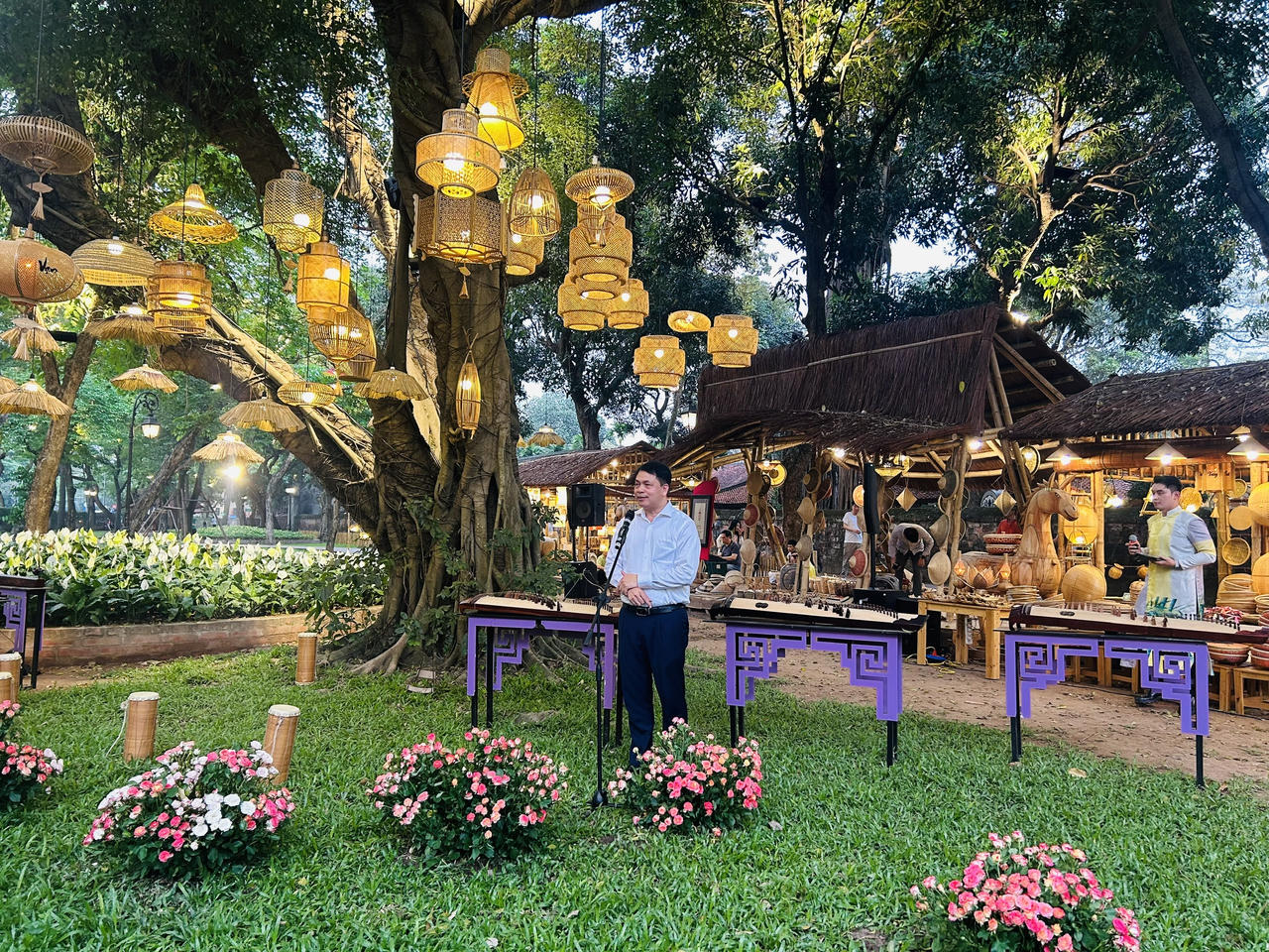 TS L&ecirc; Xu&acirc;n Ki&ecirc;u, Gi&aacute;m đốc Trung t&acirc;m Hoạt động Văn h&oacute;a Khoa học Văn Miếu - Quốc Tử Gi&aacute;m chia sẻ về 'Vườn &Aacute;nh s&aacute;ng' (ảnh T.Dương)..