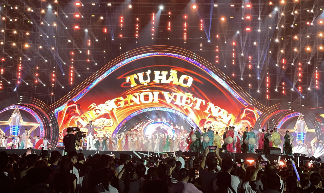 Ngay sau khi tiếng trống khai mạc Li&ecirc;n hoan Ph&aacute;t thanh to&agrave;n quốc lần thứ XVII &ndash; Quảng Ninh năm 2026 được gi&oacute;ng l&ecirc;n, c&aacute;c đại biểu c&ugrave;ng h&agrave;ng vạn Nh&acirc;n d&acirc;n v&agrave; du kh&aacute;ch đ&atilde; h&ograve;a m&igrave;nh v&agrave;o kh&ocirc;ng kh&iacute; s&ocirc;i động của concert 'Thanh &acirc;m kỷ nguy&ecirc;n mới'.