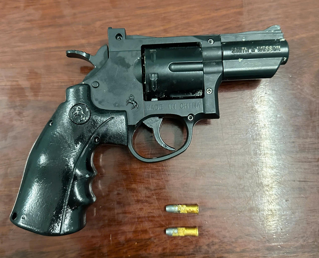 Tang vật khẩu s&uacute;ng bị C&ocirc;ng an x&atilde; Vĩnh B&igrave;nh ph&aacute;t hiện thu giữ