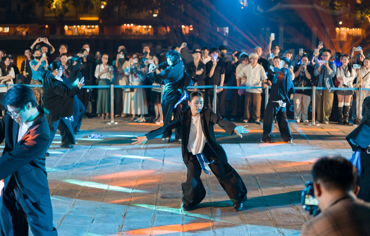 C&aacute;c vũ c&ocirc;ng cố gắng t&aacute;i tạo h&igrave;nh ảnh của nước, m&agrave; chuyển h&oacute;a đặc t&iacute;nh của nguy&ecirc;n tố n&agrave;y th&agrave;nh những chuyển động tinh tế của cơ thể, l&agrave;m nổi bật thế hệ trẻ&nbsp; thể hiện vai tr&ograve; v&agrave; dẫn dắt c&aacute;c nỗ lực v&igrave; m&ocirc;i trường (ảnh BTC).