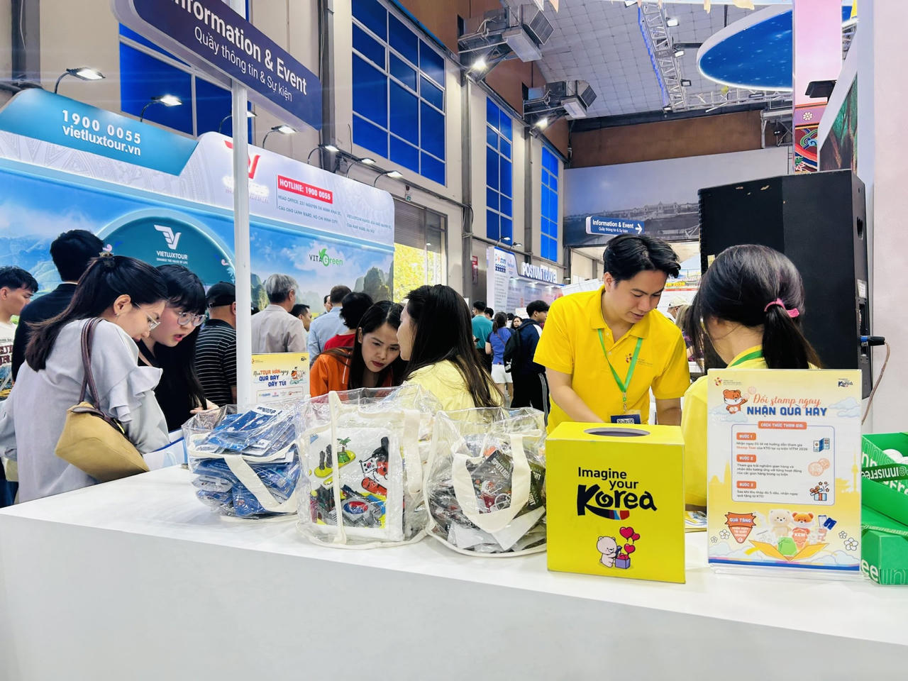 Khoảng 15.000 tour v&agrave; sản phẩm du lịch khuyến m&atilde;i đ&atilde; được cung cấp tới tay du kh&aacute;ch (ảnh T.Dương).