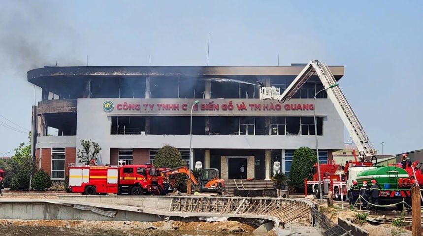 C&aacute;c phương tiện chuy&ecirc;n dụng, trong đ&oacute; c&oacute; xe thang chữa ch&aacute;y được huy động đến hiện trường để hỗ trợ c&ocirc;ng t&aacute;c chữa ch&aacute;y v&agrave; di dời t&agrave;i sản.