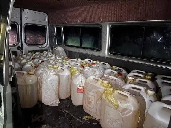 H&agrave;ng&nbsp;chục can nhựa đựng xăng vận chuyển tr&aacute;i ph&eacute;p qua bi&ecirc;n giới.