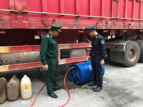 Th&ugrave;ng kim loại được gia cố tinh vi dưới rơ-mo&oacute;c d&ugrave;ng để che giấu dầu diesel.