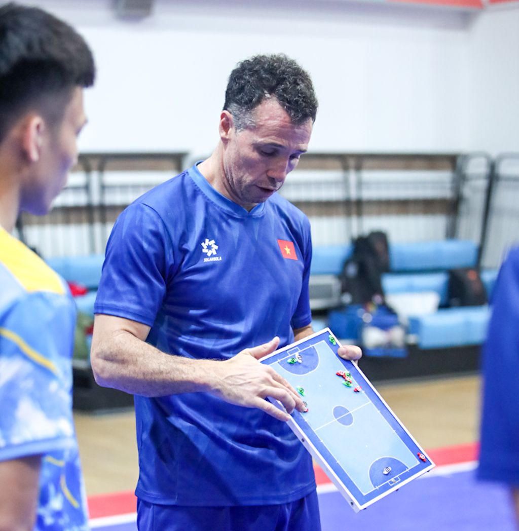 HLV Diego Giustozzi c&oacute; nhiều việc phải l&agrave;m với futsal Việt Nam để c&oacute; tấm v&eacute; dự World Cup 2028
