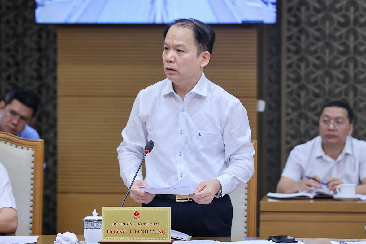 Bộ trưởng Bộ Tư ph&aacute;p Ho&agrave;ng Thanh T&ugrave;ng b&aacute;o c&aacute;o tại cuộc họp.