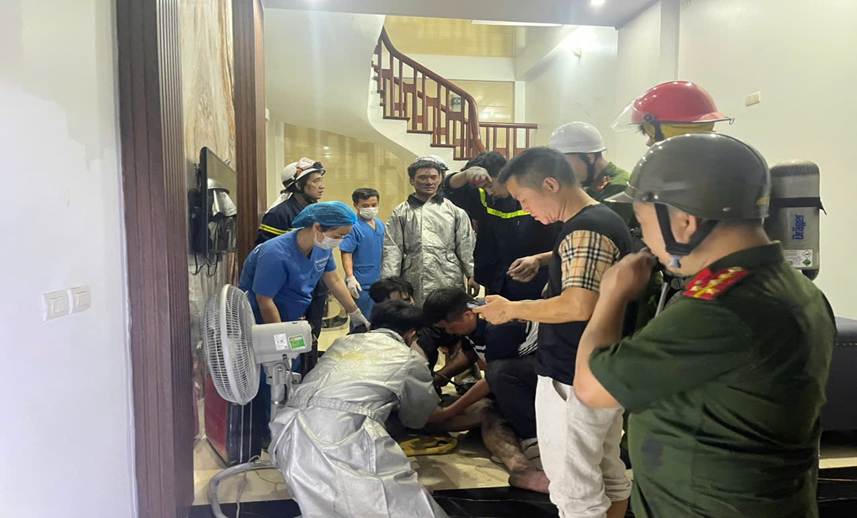 Cứu 5 người trong đ&aacute;m ch&aacute;y nh&agrave; 6 tầng ở H&agrave; Nội