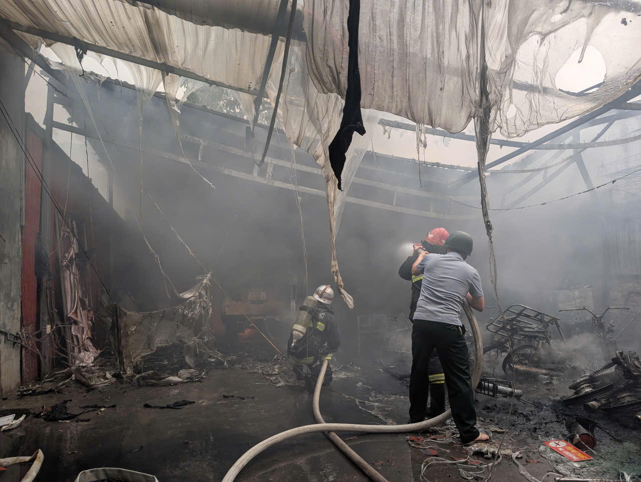 Lực lượng CC&amp;amp;CNCH tiếp cận v&agrave; triển khai phương tiện chữa ch&aacute;y