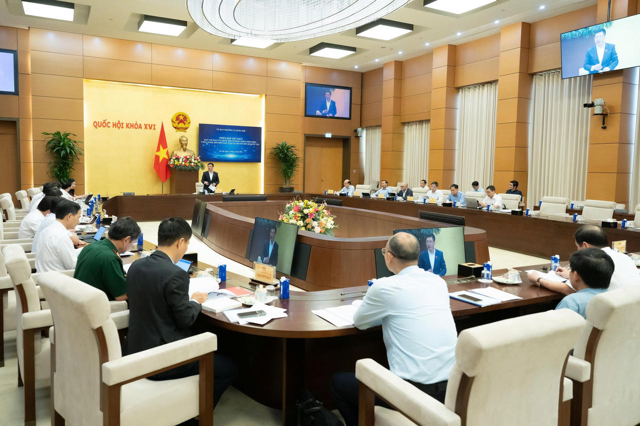 Quang cảnh cuộc họp.