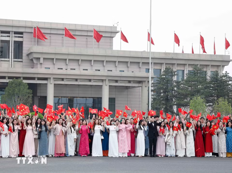 Tổng B&iacute; thư, Chủ tịch nước T&ocirc; L&acirc;m v&agrave; Phu nh&acirc;n bắt đầu thăm cấp Nh&agrave; nước đến Trung Quốc- Ảnh 5.