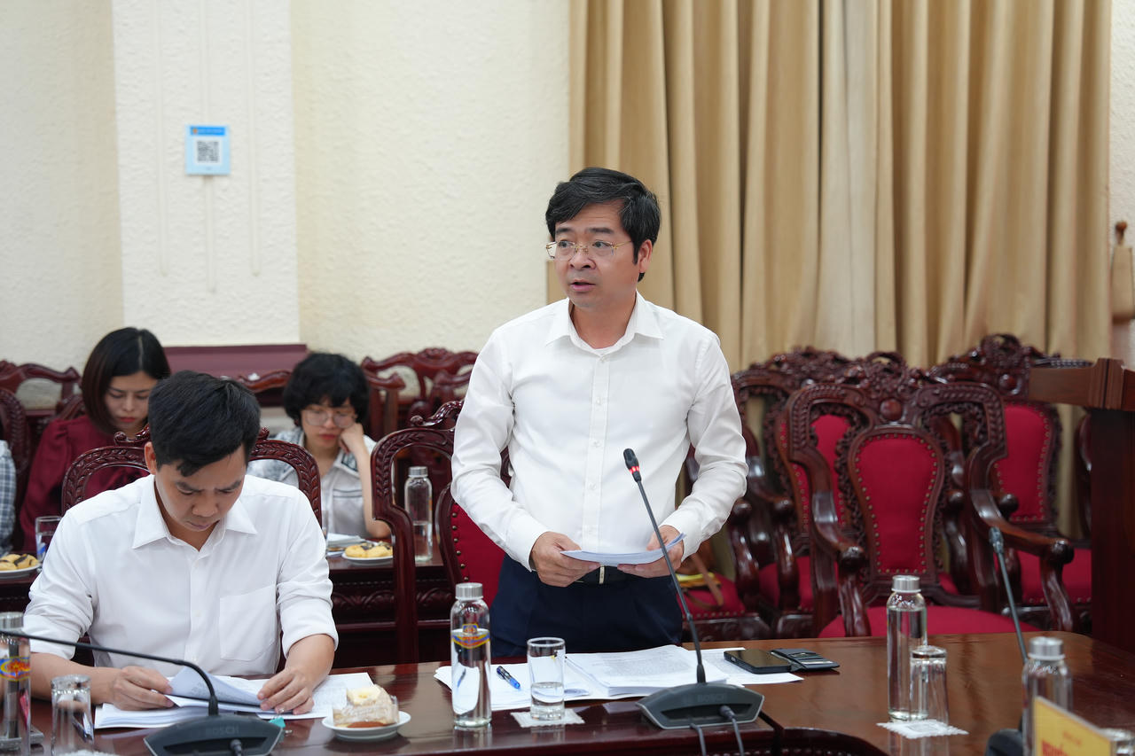 Đại diện Bộ X&acirc;y dựng b&aacute;o c&aacute;o tại buổi l&agrave;m việc.