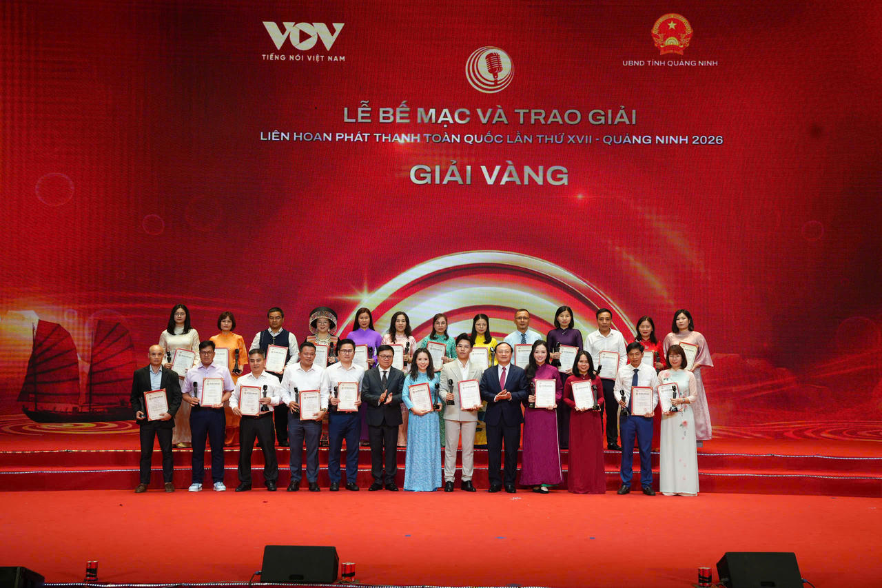 C&aacute;c t&aacute;c giả nhận giải thưởng tại&nbsp;Li&ecirc;n hoan Ph&aacute;t thanh to&agrave;n quốc lần thứ 17 (Ảnh: BTC).