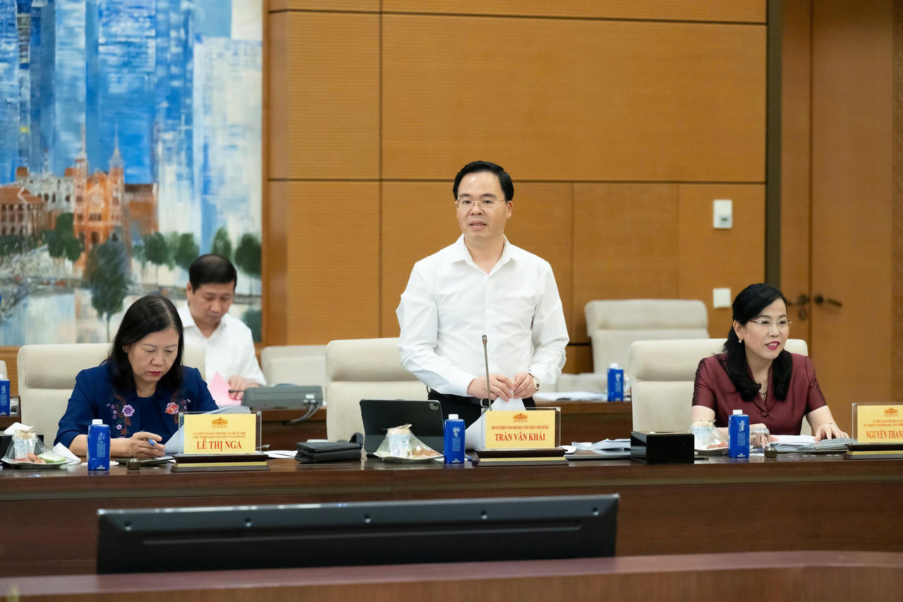 Ph&oacute; Chủ nhiệm Uỷ ban KH,CN&amp;amp;MT của QH Trần Văn Khải - Tổ trưởng Tổ C&ocirc;ng t&aacute;c gi&uacute;p việc Ban Chỉ đạo b&aacute;o c&aacute;o tại cuộc họp.